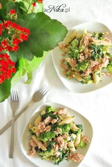 Razowy makaron z brokułami, awokado, szpinakiem i tuńczykiem 4