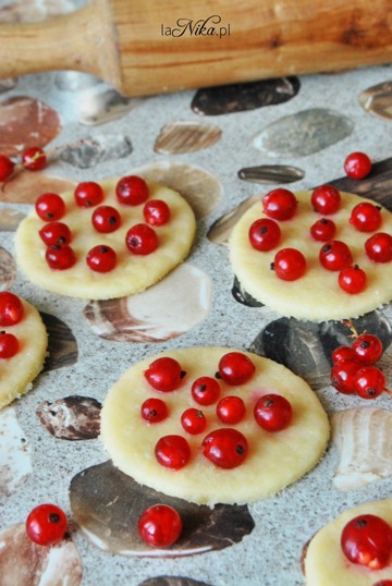 Ciasteczka drożdżowe z czerwoną porzeczką 2