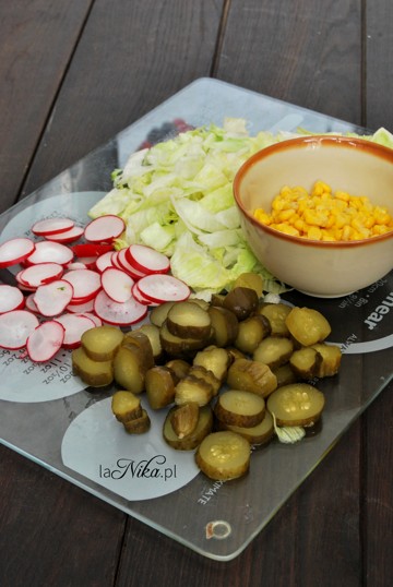 Przygotowywanie młodych ziemniaków w pesto z pietruszki i koperku z sałatką i jajkiem 2