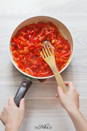 Sos pomidorowo-paprykowy w trakcie przygotowania