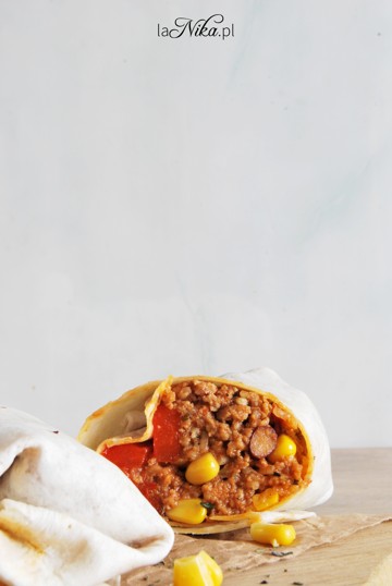 Burrito z mięsem mielonym, fasolą i papryką 1
